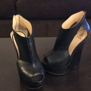 Black Wedges